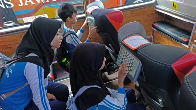 Antusias Anak-anak Sekolah Kunjungi Pameran Bus di Magelang