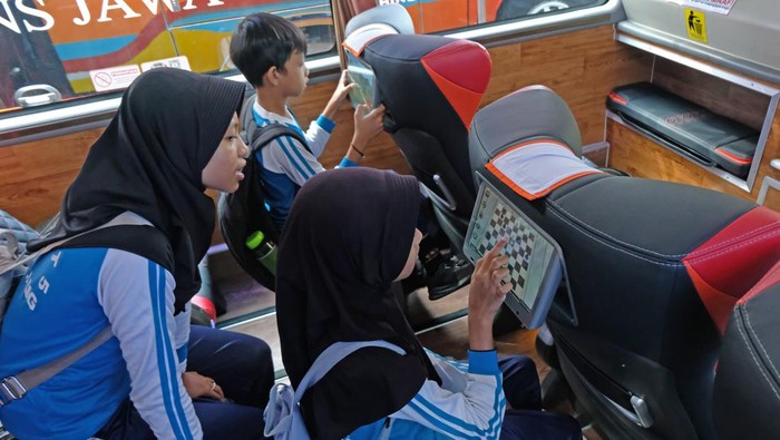 Antusias Anak-anak Sekolah Kunjungi Pameran Bus di Magelang Sejumlah pengunjung menyaksikan bus yang dipajang pada pameran bus di terminal Tipe A Tidar Magelang, Jateng, Kamis (7/12/2023). Pameran bus dari sejumlah perusahaan otobus di Jawa Tengah dan DI Yogyakarta tersebut diselenggarakan oleh Dirjen Pehubungan Darat dalam rangkaian GNKAU (Gerakan Nasional Kembali Ke Angkutan Umum). ANTARA FOTO/Anis Efizudin/aww.