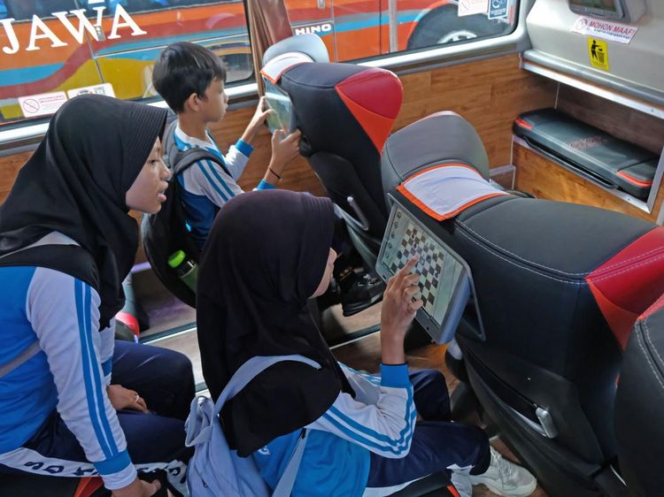 Antusias Anak-anak Sekolah Kunjungi Pameran Bus di Magelang
