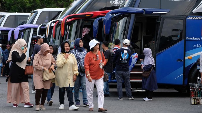 Sejumlah pengunjung menyaksikan bus yang dipajang pada pameran bus di terminal Tipe A Tidar Magelang, Jateng, Kamis (7/12/2023). Pameran bus dari sejumlah perusahaan otobus di Jawa Tengah dan DI Yogyakarta tersebut diselenggarakan oleh Dirjen Pehubungan Darat dalam rangkaian GNKAU (Gerakan Nasional Kembali Ke Angkutan Umum). ANTARA FOTO/Anis Efizudin/aww.