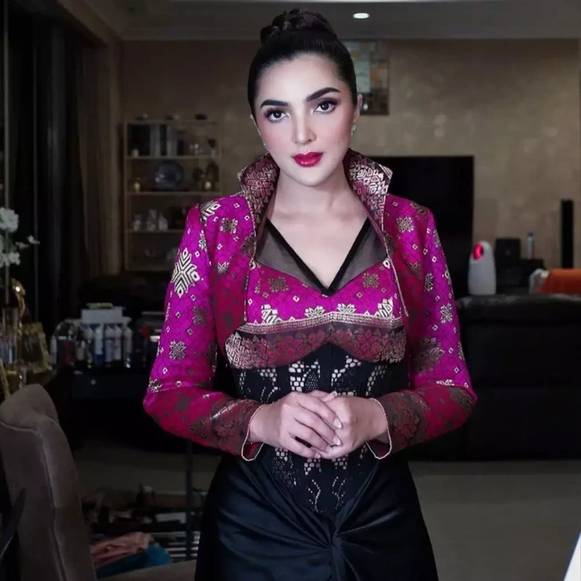 Gaya Ashanty kala menghadiri acara pernikahan salah satu sahabatnya yang satu ini juga tak kalah mencuri atensi. Mengenakan dress berwarna perpaduan ungu dan hitam, Ashanty tampil totalitas. Foto: Instagram/@ashanty_ash