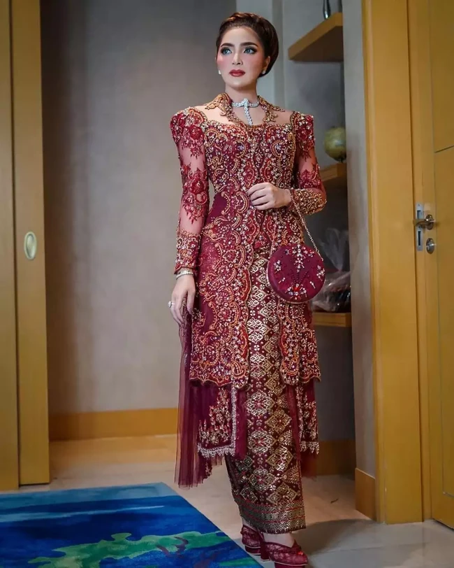 Saat menghadiri acara pernikahan putri sambungnya, Aurel Hermansyah, penampilan Ashanty juga tak kalah menawan. Berkebaya merah dengan rambut tersanggul, gaya Ashanty terlihat elegan sekaligus anggun. Foto: Instagram/@ashanty_ash