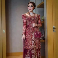 Saat menghadiri acara pernikahan putri sambungnya, Aurel Hermansyah, penampilan Ashanty juga tak kalah menawan. Berkebaya merah dengan rambut tersanggul, gaya Ashanty terlihat elegan sekaligus anggun. Foto: Instagram/@ashanty_ash