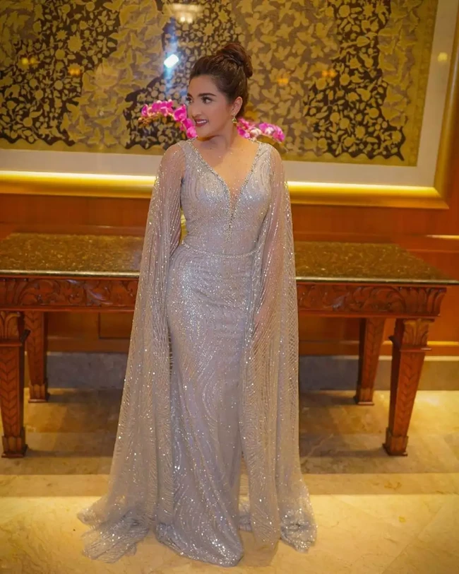 Mengenakan dress panjang berwarna abu-abu, gaya istri Anang Hermansyah itu tampak stylish dan juga elegan. Dengan bertabur payet berwarna silver metallic, gaun yang dikenakan Ashanty terlihat semakin elegan dan mewah. Foto: Instagram/@ashanty_ash