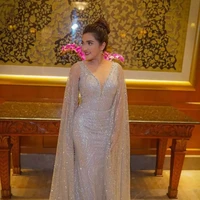 Mengenakan dress panjang berwarna abu-abu, gaya istri Anang Hermansyah itu tampak stylish dan juga elegan. Dengan bertabur payet berwarna silver metallic, gaun yang dikenakan Ashanty terlihat semakin elegan dan mewah. Foto: Instagram/@ashanty_ash