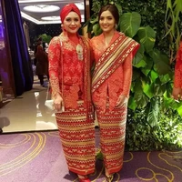 Kompak dengan suaminya, Anang Hermansyah, gaya Ashanty mengenakan kebaya berwarna merah maroon yang satu ini juga tak kalah mencuri atensi. Kebaya tersebut semakin terlihat mewah dan elegan dengan rok sekaligus selendang berwarna senada. Foto: Instagram/@ashanty_ash