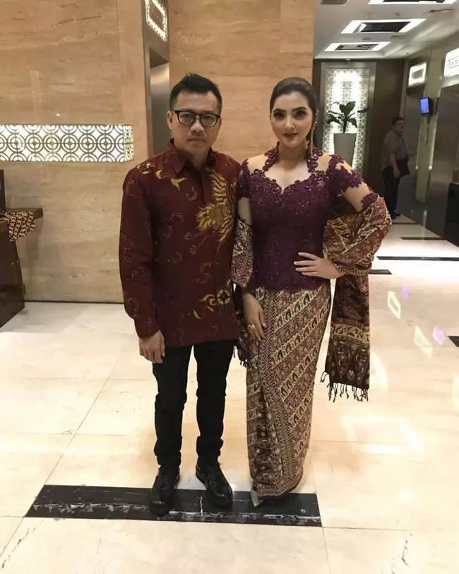 Jadi tamu di acara pernikahan anak Zulkifli Hasan, penampilan Ashanty mengenakan kebaya senada dipadukan dengan kain songket berhasil bikin terpana. Selalu totalitas, Ashanty terlihat cantik dengan rambut yang rapi tersanggul. Foto: Instagram/@ashanty_ash