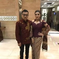 Jadi tamu di acara pernikahan anak Zulkifli Hasan, penampilan Ashanty mengenakan kebaya senada dipadukan dengan kain songket berhasil bikin terpana. Selalu totalitas, Ashanty terlihat cantik dengan rambut yang rapi tersanggul. Foto: Instagram/@ashanty_ash