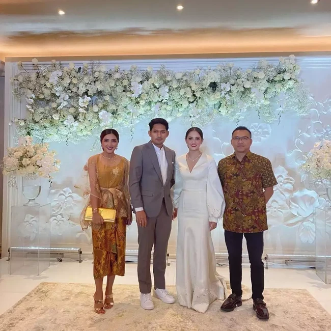 Jadi salah satu tamu di acara pernikahan pasangan artis Ririn dan Ibnu Jamil, Ashanty tampil kompak dengan Anang Hermansyah dalam balutan busana berwarna senada. Pesonanya kala berpose bersama pengantin pun terlihat tak kalah menawan. Foto: Instagram/@ashanty_ash