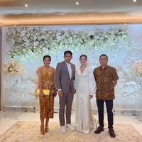 Jadi salah satu tamu di acara pernikahan pasangan artis Ririn dan Ibnu Jamil, Ashanty tampil kompak dengan Anang Hermansyah dalam balutan busana berwarna senada. Pesonanya kala berpose bersama pengantin pun terlihat tak kalah menawan. Foto: Instagram/@ashanty_ash