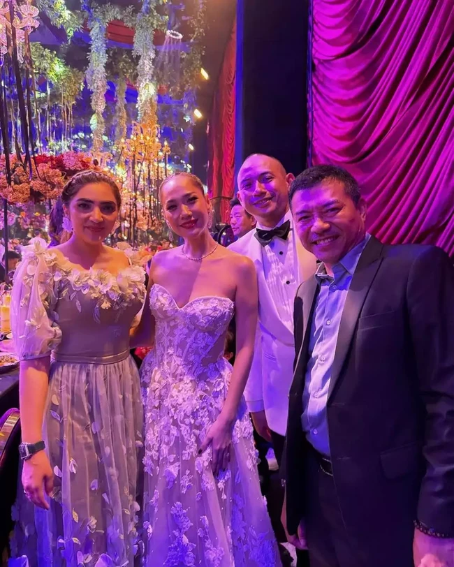 Terbaru, gaya Ashanty saat menghadiri resepsi pernikahan Bunga Citra Lestari dan Tiko Aryawardhana berhasil curi atensi. Mengenakan gaun yang mirip dengan BCL, penampilan istri Ananv Hermansyah itu disebut saingi pengantin. Walaupun memiliki model yang berbeda, namun gaun BCL dan Ashanty itu memang terlihat memiliki motif yang mirip. Foto: Instagram/@ashanty_ash