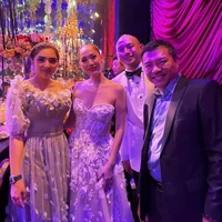 Terbaru, gaya Ashanty saat menghadiri resepsi pernikahan Bunga Citra Lestari dan Tiko Aryawardhana berhasil curi atensi. Mengenakan gaun yang mirip dengan BCL, penampilan istri Ananv Hermansyah itu disebut saingi pengantin. Walaupun memiliki model yang berbeda, namun gaun BCL dan Ashanty itu memang terlihat memiliki motif yang mirip. Foto: Instagram/@ashanty_ash