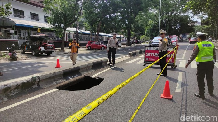 Aspal di Jalan Bandung Kota Malang amblas