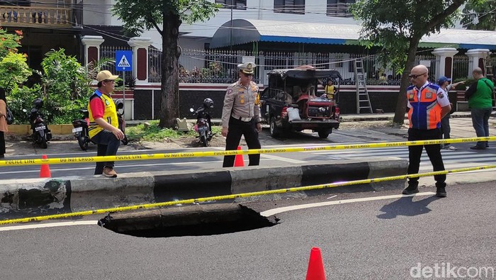 Aspal di Jalan Bandung, Kota Malang, ambles. Amblesnya badan jalan itu menyisakan lubang menganga sedalam 5 meter dengan panjang diameter lebih 1,5 meter, Kamis (7/12/2023).