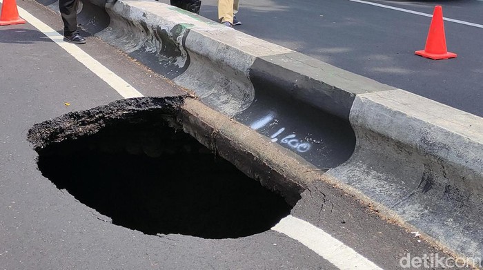 Aspal Jalan Bandung Kota Malang Ambles Aspal di Jalan Bandung, Kota Malang, ambles. Amblesnya badan jalan itu menyisakan lubang menganga sedalam 5 meter dengan panjang diameter lebih 1,5 meter, Kamis (7/12/2023).