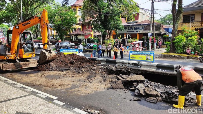 Aspal Jalan Bandung Kota Malang Ambles Aspal di Jalan Bandung, Kota Malang, ambles. Amblesnya badan jalan itu menyisakan lubang menganga sedalam 5 meter dengan panjang diameter lebih 1,5 meter, Kamis (7/12/2023).
