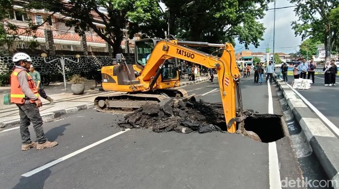 Aspal Jalan Bandung Kota Malang Ambles