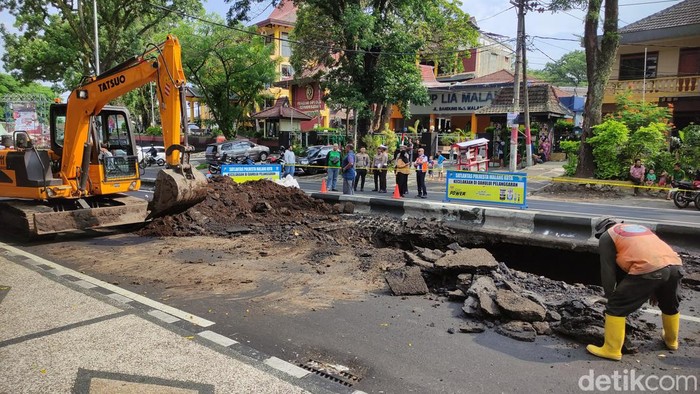 Aspal Jalan Bandung Kota Malang Ambles Tinggalkan Lubang Menganga diperbaiki