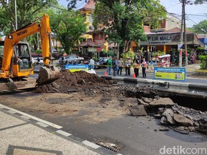 Dinas PU Perbaiki Jalan Bandung Kota Malang yang Ambles