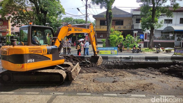 Aspal Jalan Bandung Kota Malang Ambles Tinggalkan Lubang Menganga diperbaiki