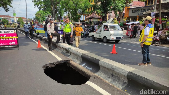 Aspal Jalan Bandung Kota Malang ambles