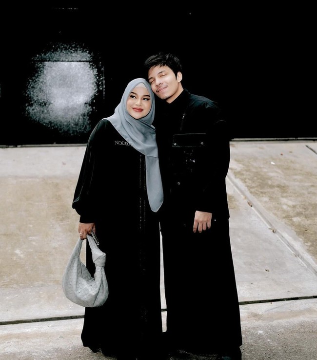 Melalui akun Instagram pribadi, Atta dan Aurel terlihat kerap berlibur bersama keluarga kecil mereka. Atta dan Aurel pun selalu tampil mesra. Foto: Instagram/@attahalilintar