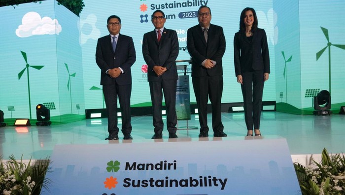 Bank Mandiri Gelar MSF 2023 Direktur Utama Bank Mandiri Darmawan Junaidi bersama Kepala Eksekutif Pengawas Pasar Modal, Keuangan Derivatif dan Bursa Karbon Otoritas Jasa Keuangan (OJK) Inarno Djajadi dan Direktur Utama Bursa Efek Indonesia (BEI) Iman Rachman didampingi Wakil Direktur Utama Bank Mandiri Alexandra Askandar sedang berbincang usai membuka Mandiri Sustainability Forum (MSF) 2023 di Jakarta, Kamis (7/12).