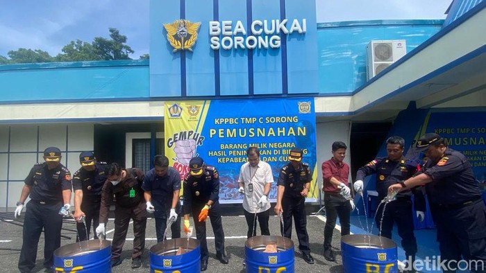 Bea Cukai Sorong musnahkan 4.481 barang ilegal, termasuk miras dan sex toys di dalamnya. Juhra Nasir/detikcom