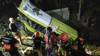 Diduga bus itu mengalami rem blong saat melewati jalan yang berkelok-kelok.