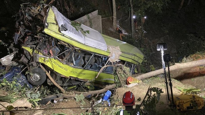 Sebuah bus masuk jurang sedalam 30 meter di Provinsi Antique, Filipina, Rabu (6/12) waktu setempat. 16 orang tewas akibat kecelakaan tersebut.