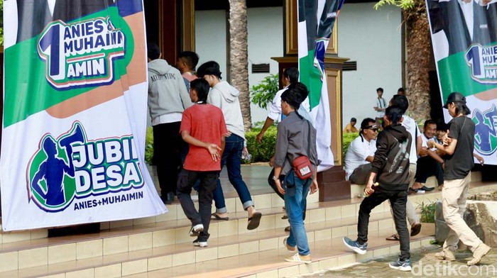 Cak Imin Hadiri Launching 1 Juta Jubir Desa AMIN Paslon Capres-Cawapres no 1 meluncurkan Satu Juta Jubir Desa di Taman Rekreasi Wiladatika, Kota Depok. Peluncuran ini dihadiri oleh Cawapres Muhaimin Iskandar.