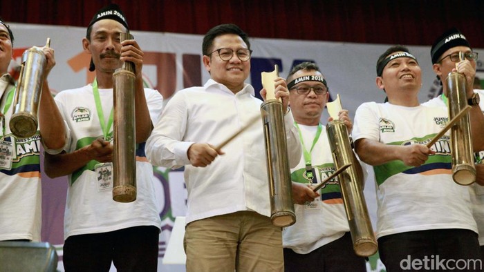 Cawapres nomor urut 1 Muhaimin Iskandar meluncurkan 1 Juta Jubir Desa AMIN. Dalam acara itu, Cak Imin mengkritik kartu prakerja.