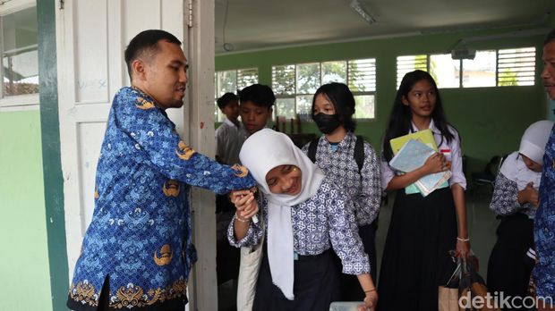Dadan Mochamad Rhamdan, guru disabilitas di SMPN 20 Bandung.