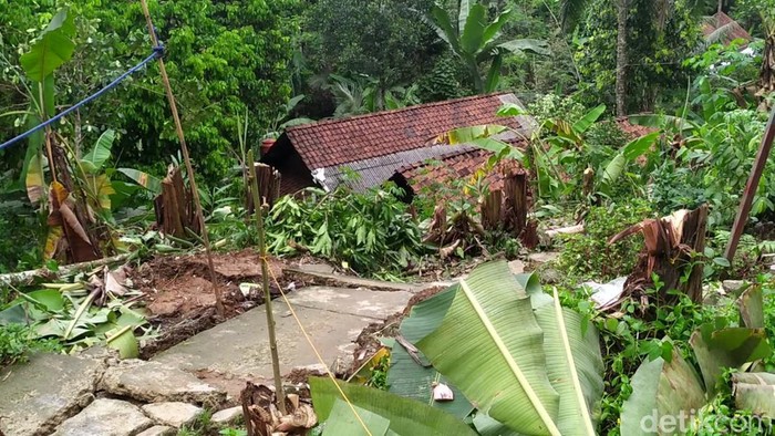 Dampak longsor dan tanah gerak di Desa Jembangan, Kecamatan Punggelan, Banjarnegara. Foto diambil pada Kamis (7/12/2023).