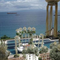 Bebungaan putih dan dedaunan hijau mendominasi wedding venue yang berbatasan langsung dengan lautan di resort mewah Amankila, Bali. Foto: Instagram/@stupacaspea @lxemoments