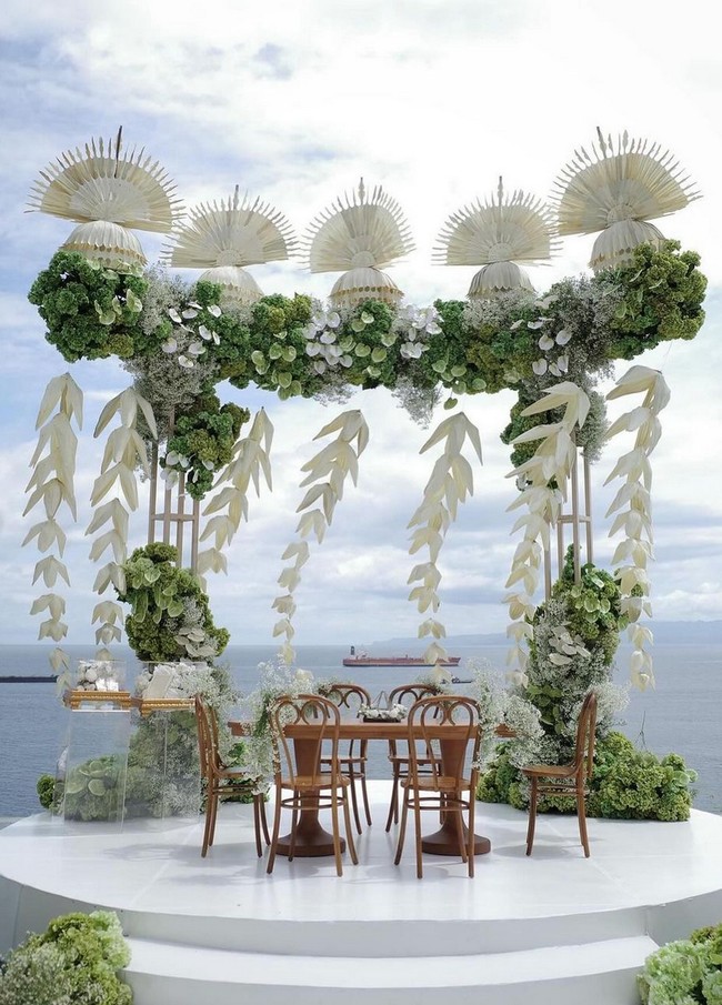 Dekorasi memadukan unsur Jawa dan Bali yang selaras dengan indahnya laut di bagian timur Bali sebagai backdrop alami. Foto: Instagram/@stupacaspea @lxemoments