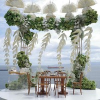 Dekorasi memadukan unsur Jawa dan Bali yang selaras dengan indahnya laut di bagian timur Bali sebagai backdrop alami. Foto: Instagram/@stupacaspea @lxemoments