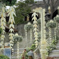 Di antara bunga-bunga putih seperti melati, lili, anggrek bulan dan babys breath, tergantung beberapa ornamen khas Bali yang memberi sentuhan etnik dan tradisional. Foto: Instagram/@stupacaspea @lxemoments