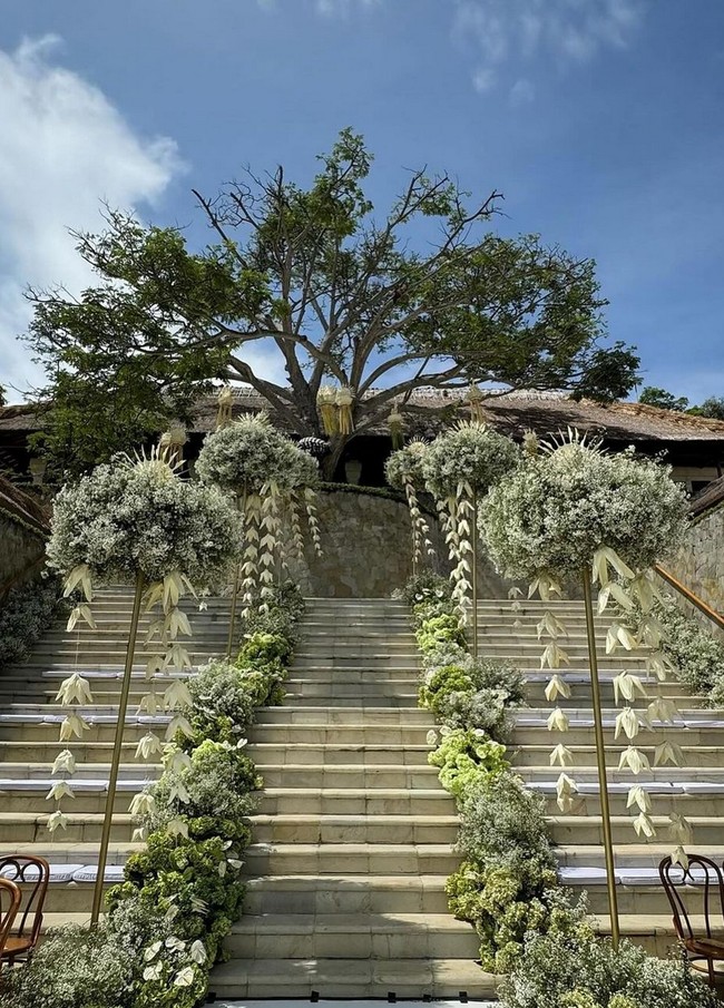 Dekorasi terlihat simpel namun tetap menampilkan kesan elegan, berkelas dan romantis. Foto: Instagram/@stupacaspea @lxemoments