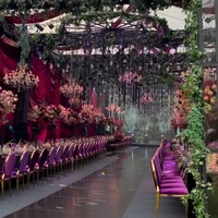 Acara resepsi pernikahan BCL dan Tiko digelar secara outdoor di dalam tenda. Dekorasi dibuat lebih meriah dengan berbagai bunga aneka warna. Foto: Instagram/@stupacaspea @lxemoments