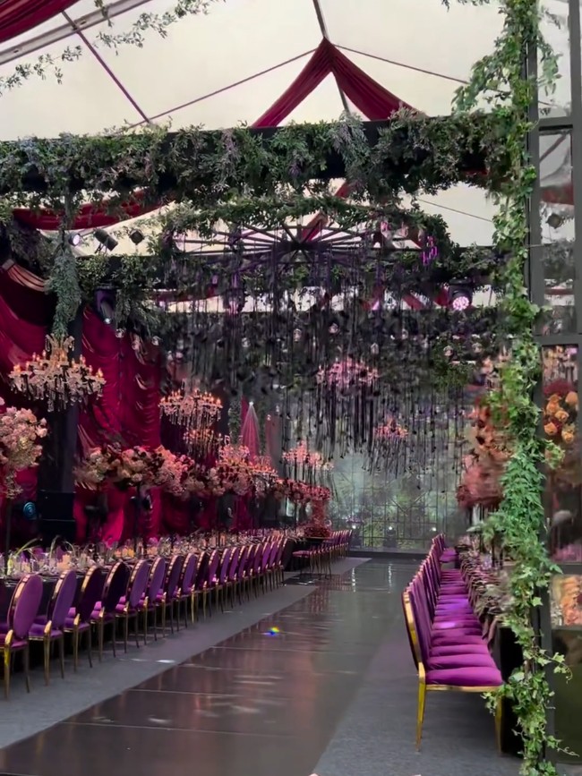 Acara resepsi pernikahan BCL dan Tiko digelar secara outdoor di dalam tenda. Dekorasi dibuat lebih meriah dengan berbagai bunga aneka warna. Foto: Instagram/@stupacaspea @lxemoments