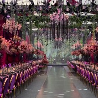 Berbeda dengan dekorasi akad nikah yang terkesan sakral dan kental nuansa tradisional, untuk resepsi, aura yang dihadirkan lebih kental nuansa Eropa nan megah. Foto: Instagram/@stupacaspea @lxemoments