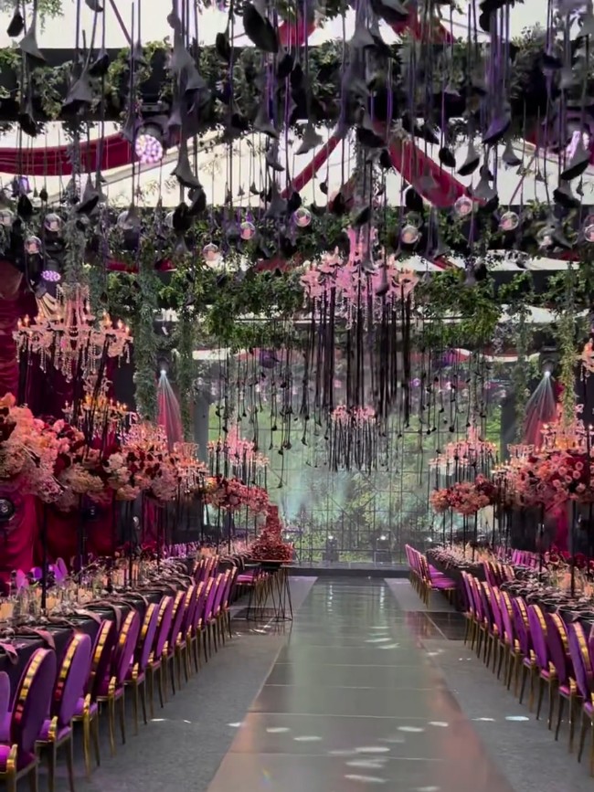 Berbeda dengan dekorasi akad nikah yang terkesan sakral dan kental nuansa tradisional, untuk resepsi, aura yang dihadirkan lebih kental nuansa Eropa nan megah. Foto: Instagram/@stupacaspea @lxemoments