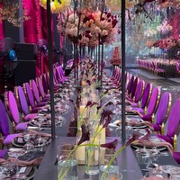 Permainan warna-warna solid, penataan tenda dengan drapery serta seni pencahayaan menggunakan lampu dan lilin menambah keindahan dan suasana romantis. Foto: Instagram/@stupacaspea @lxemoments