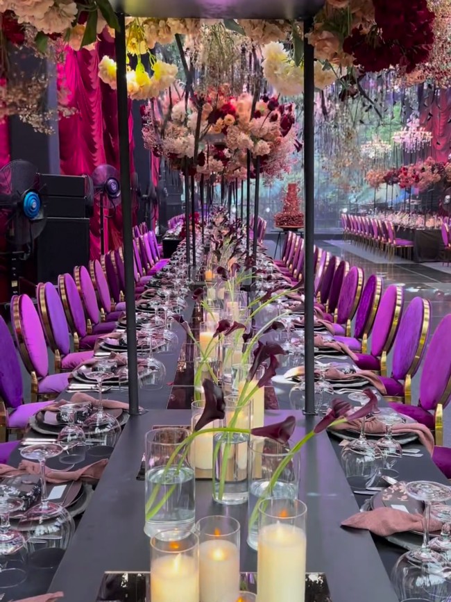 Permainan warna-warna solid, penataan tenda dengan drapery serta seni pencahayaan menggunakan lampu dan lilin menambah keindahan dan suasana romantis. Foto: Instagram/@stupacaspea @lxemoments