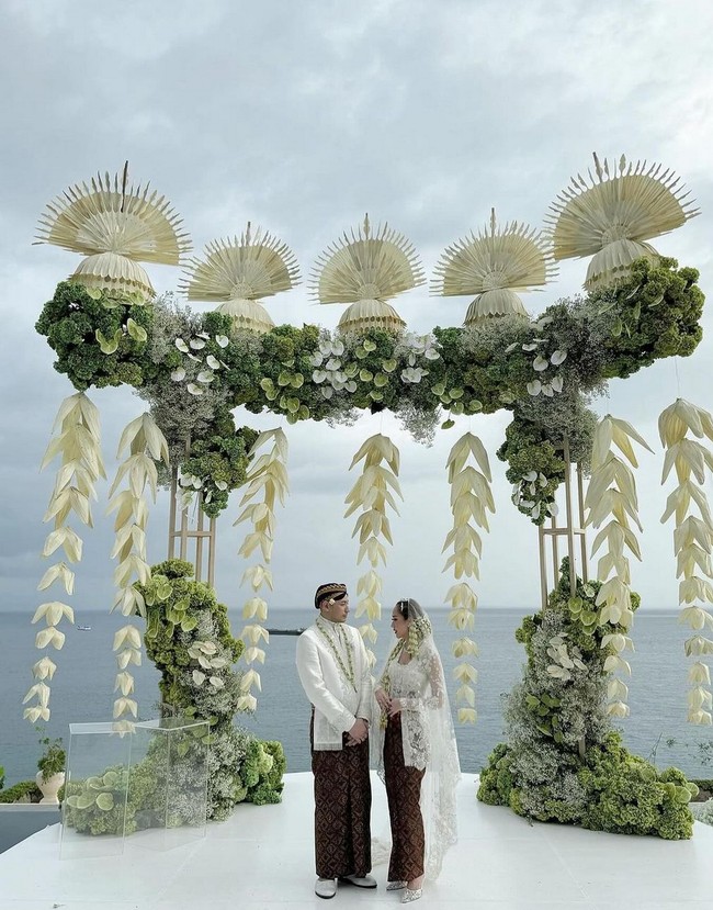Bunga Citra Lestari mempercayakan Stupa Caspea untuk menghadirkan dekorasi bergaya kontemporer untuk pernikahannya dengan Tiko Aryawardhana, Sabtu (2/12/2023) lalu. Foto: Instagram/@stupacaspea @lxemoments