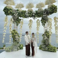 Bunga Citra Lestari mempercayakan Stupa Caspea untuk menghadirkan dekorasi bergaya kontemporer untuk pernikahannya dengan Tiko Aryawardhana, Sabtu (2/12/2023) lalu. Foto: Instagram/@stupacaspea @lxemoments