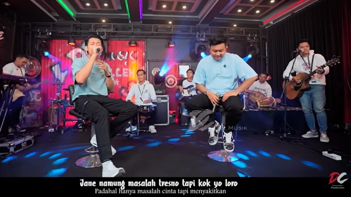 Denny Caknan dan Masdddho menyanyikan lagu Wirang.