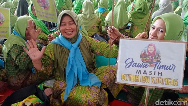 Di hadapan ribuan kader Muslimat, Khofifah menyatakan akan maju lagi di Pilgub Jatim 2024