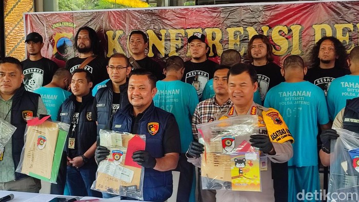 Dirkrimsus Polda Jateng Kombes Johanson Ronald Simamora memberikan keterangan pers terkait penangkapan debc collector di Semarang, Kamis (7/12/2023).